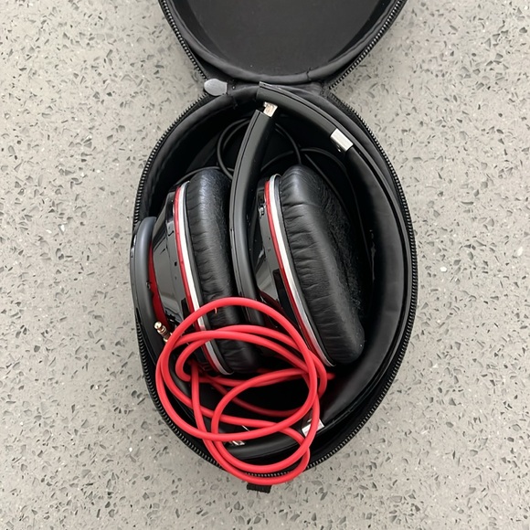 Beats by Dre over the ear headphones - Picture 2 of 2